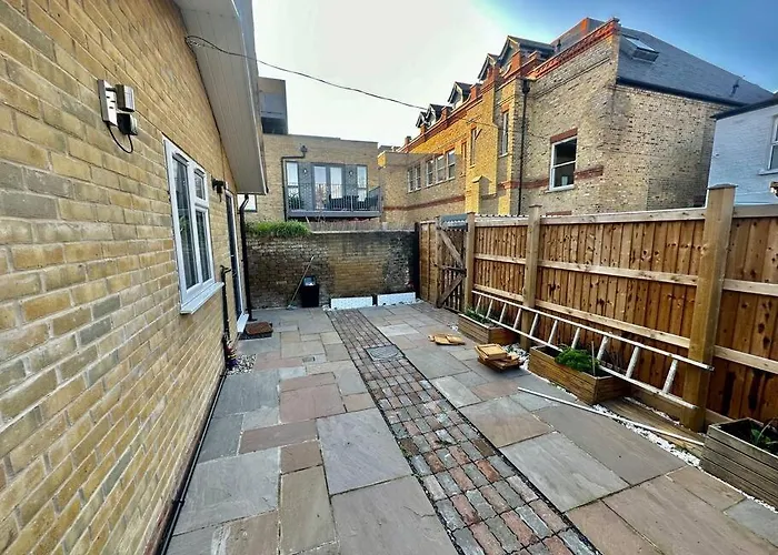 2 Bedroom House,Brownhillrd Se6